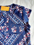 Blusa azul con flores