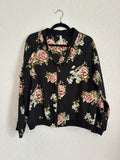 Bomber negra con flores