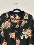 Bomber negra con flores